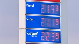 Kraftstoffpreise auf der Anzeigetafel einer Tankstelle (09.03.2026)