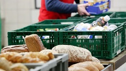 Lebensmittel werden in der Ausgabestelle der Essener Tafel sortiert