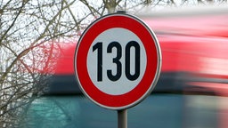 Tempo-130-Schild an einer Autobahn