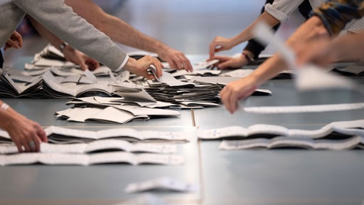 Wahlhelfende bei der Stimmauszählung