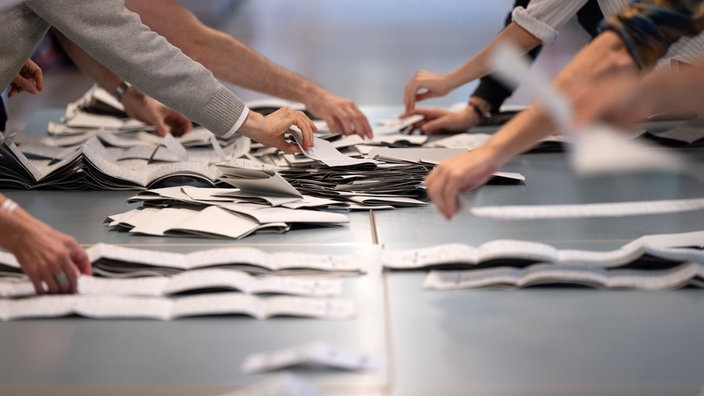 Wahlhelfende bei der Stimmauszählung
