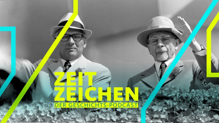 Erich Honecker (li.), erster Sekretaer des Zentralkomitees und Walter Ulbricht, Staastratsvorsitzender der DDR, bei der Parade zum 1.Mai 1972