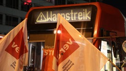 Schriftzug "Warnstreik" auf einer Straßenbahn der Kölner Verkehrsbetriebe (19.03.2026)