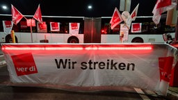 Warnstreik im Nahverkehr: Flaggen vor dem Betriebshof Nord der Kölner Verkehrsbetriebe weisen auf einen Warnstreik hin