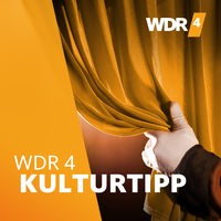 Eine weiß behandschuhte Hand zieht einen Vorhang zurück