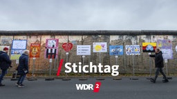Aus Anlass von "35 Jahre Mauerfall" werden bei der Open-Air-Installation "Haltet die Freiheit hoch!" Tausende Schilder und Plakate entlang des ehemaligen Mauerverlaufs präsentiert.