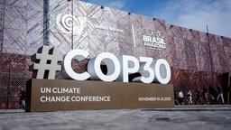 Blick auf den Eingang zur Weltklimakonferenz COP30
