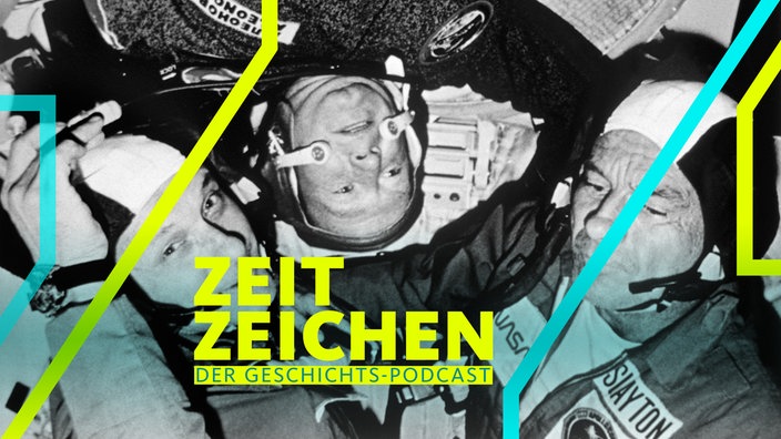 Kosmonaut Alexei Leonov (M.) und die US-Astronauten Thomas Stafford und Donald Deke Slayton (nach dem Andocken der Apollo- und Sojus-Kapseln am 17.07.1975 im All)