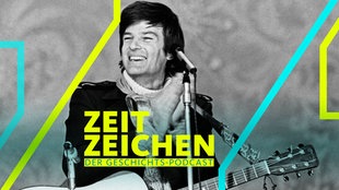 Der US-Musiker Dean Reed mit Gitarre am Mikrofon