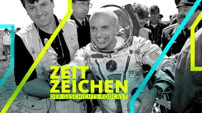 Der erste Weltraumtourist, Dennis Tito (M), freut sich nach seiner Rückkehr aus dem All am 06.05.2001