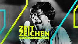 Ella Fitzgerald singend mit Mikrofon in der Hand