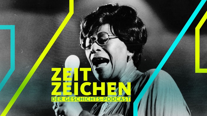 Ella Fitzgerald singend mit Mikrofon in der Hand