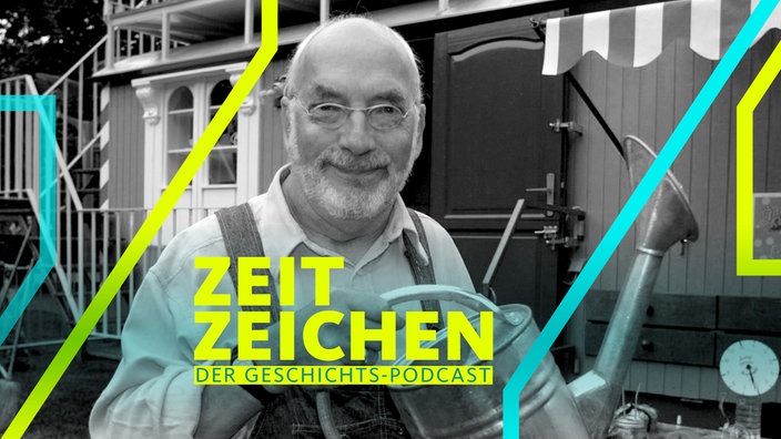 Moderator Peter Lustig mit Gießkanne vor seinem Bauwagen anlässlich eines Pressetermins zur ZDF-Kindersendung "Löwenzahn" (Aufnahme von 2002)