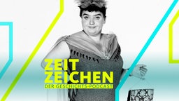 Die Sängerin und Schauspielerin Trude Herr in einem langen Kleid, Abendtasche am kleinen Finger haltend