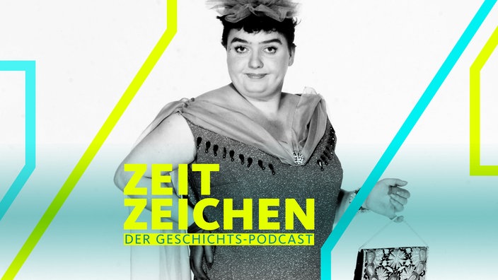 Die Sängerin und Schauspielerin Trude Herr in einem langen Kleid, Abendtasche am kleinen Finger haltend