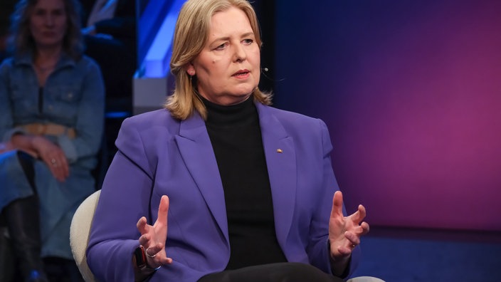 Bärbel Bas (SPD), im Fernsehstudio 