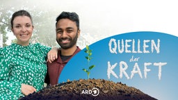 Portrait von Sagithjan mit Natalya, zwei der Protagonist:innen der Folge 'Verbunden sein': darüber das Logo der Sendereihe: Der Schriftzug Quellen der Kraft in Form von Wolken vor blauem Himmel, davor ein Hügel aus dem eine Pflanze spriesst.