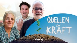 Veronika Scherzinger, Thomas Braunstein und Helge Burggrabe, Protagonist:innen der Folge 'Rituale haben', darüber das Logo der Sendereihe: Der Schriftzug Quellen der Kraft in Form von Wolken vor blauem Himmel, davor ein Hügel aus dem eine Pflanze sprießt.