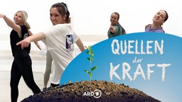 Vier Tänzerinnen einer Tanzgruppe - darüber das Logo der Sendereihe: Der Schriftzug Quellen der Kraft in Form von Wolken vor blauem Himmel, davor ein Hügel aus dem eine Pflanze spriesst.