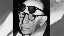 Eine "normale" und eine Sonnenbrille trägt der US-amerikanische Komponist russischer Herkunft, Igor Strawinsky, in New York am 19.11.1959.