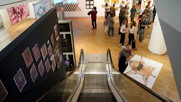 Kunstwerke werden in der „Artstadt“ im ehemaligen Karstadt Sport Gebäude in der Mönckebergstraße in der hamburger Innenstadt ausgestellt.