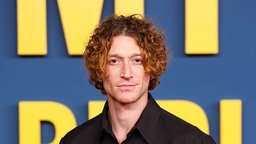 Daniel Donskoy bei der Premiere von "Call My Agent" in Berlin.