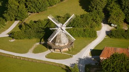 Blick auf die Kappenwindmühle im LWL-Freilichtmuseum Detmold im Bundesland Nordrhein-Westfalen.