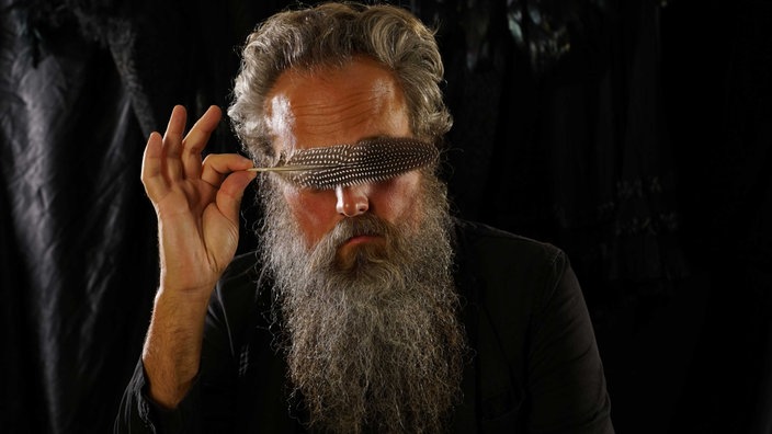Vor über 25 Jahren begann der US-amerikanische Musiker Sam Beam unter dem Pseudonym Iron & Wine Folksongs zu veröffentlichen. 