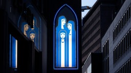 Eine Leuchtreklame für Klosterfrau am Wallrafplatz.