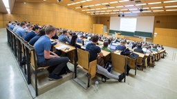Studierende in einem Hörsaal.