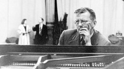 Dimitrij Schostakowitsch bei den Tonaufnahmen seines 2.Klavierkonzertes mit dem Orchestre National unter Andreas Cluytens.