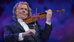 Andre Rieu spielt während eines Konzerts Geige.