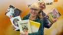 Ulla Scholz und Heike Knispel stehen im WDR 4-Studio und halten fünf Kochbuchempfehlungen in den Händen