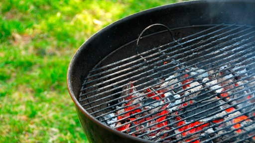 Nahhaufnahme des Rosts auf einem runden Grill