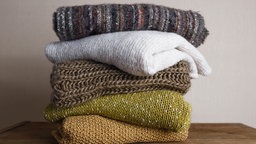 Ein Stapel gefalteter Strickpullover