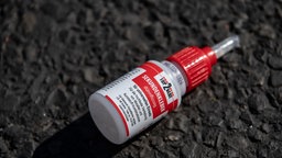 Eine Flasche Sekundenkleber mit rotem Deckel.