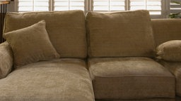 Ein beiges Sofa