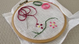 Stickerei mit Blumenranke