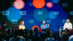 Podiumsdiskussion beim WDR Europaforum 2026 in Berlin: Auf der Bühne (von rechts) Jan van Aken, Jana Puglierin und Margarita Šešelgytė 