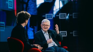 Podiumsdiskussion beim WDR Europaforum 2026 in Berlin: Auf der Bühne (von rechts) Joschka Fischer und Louis Klamroth