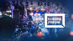 Eine Kamera filmt eine Live-Veranstaltung mit Publikum und Podium, dazu der Schriftzug WDR Europaforum