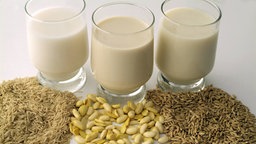 Drei Gläser mit Milchalternativen stehen vor einem weißen Hintergrund
