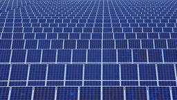 Das Bild zeigt einen Solarpark mit vielen Solaranlagen