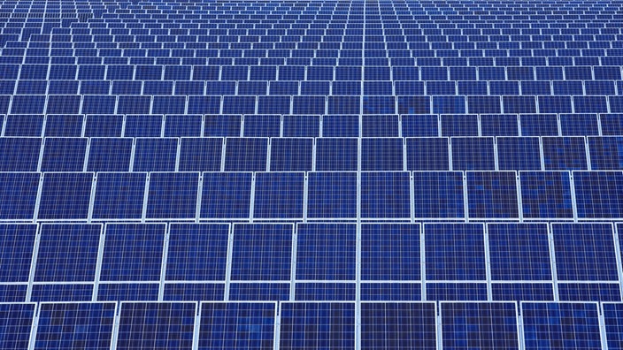 Das Bild zeigt einen Solarpark mit vielen Solaranlagen
