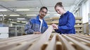 Arbeit an Holzplanken 