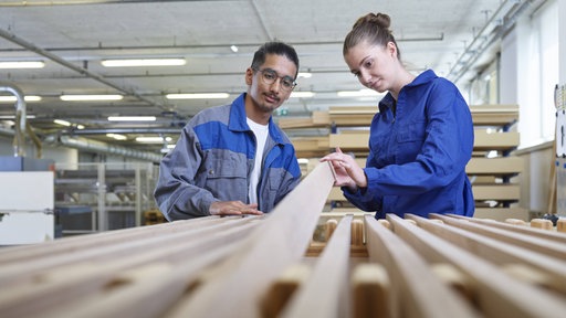 Arbeit an Holzplanken 