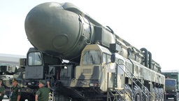 ARCHIV - 23.08.2017, Russland, Moskau: Eine mit Nuklearsprengköpfen bestückbare Interkontinentalrakete vom Typ Topol wird auf einer Rüstungsmesse präsentiert