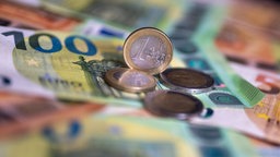 100-Euro-Scheine und Euro-Münzen