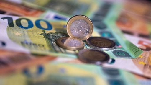 100-Euro-Scheine und Euro-Münzen