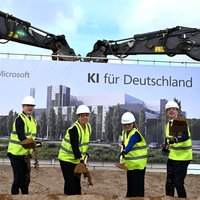 Spatenstich für das KI-Rechenzentrum von Microsoft in Bergheim am 12.03.2026: Bundesdigitalminister Karsten Wildberger, NRW-Wirtschaftsministerin Mona Neubaur (Die Grünen), sowie Agnes Heftberger und Eoin Doherty von Microsoft
